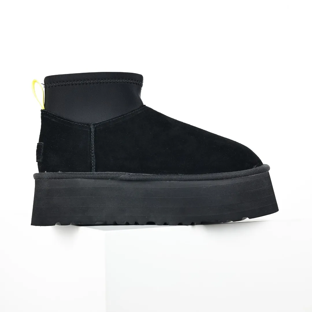 Pick up locally 💰600 Core recommended good price It is a very suitable choice for home furnishings. In the new year, uug launched a series of styles, which are partial to the preferences of young consumers and have also moved to the forefront of fashion trends. Shoe body material: water-repellent coated suede upper, 17 mm UGGPURE™ implantable wool insole, lightweight non-slip and comfortable rubber outsole, with brand LOGO and trademark, with full packaging Size: 35 36 37 38 39 40